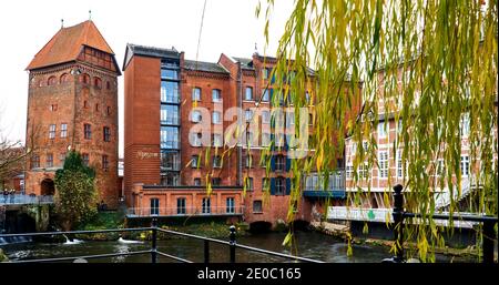 Lüneburg, 8. Dezember 2020: Renoviertes historisches Backsteingebäude mit Luxushotel Bergstrom am alten Hafen der hansestadt Stockfoto