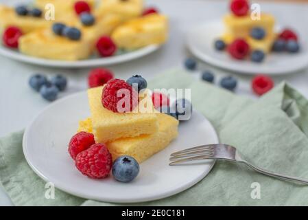 Süße hausgemachte Vanillepudding Pie mit Beeren Stockfoto