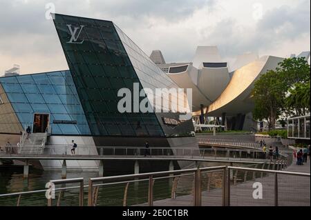 12.04.2019, Singapur, Republik Singapur, Asien - Uferpromenade in Marina Bay mit den modernen Louis Vuitton Island Maison Crystal Pavilions. Stockfoto
