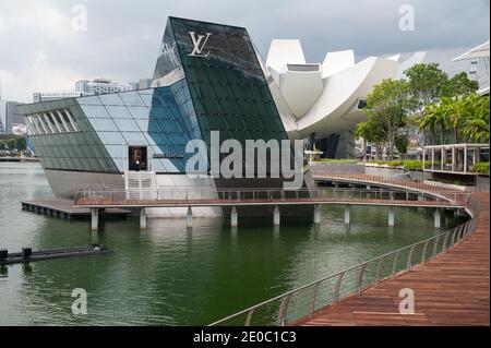 02.04.2020, Singapur, Republik Singapur, Asien - Uferpromenade in Marina Bay mit den modernen Louis Vuitton Island Maison Crystal Pavilions. Stockfoto