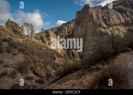 Die ungewöhnliche und unverwechselbare Landschaft des Pinnacles National Park in Kalifornien mit vielen felsigen Spitzen und Klippen in der bergigen Gelände. Stockfoto