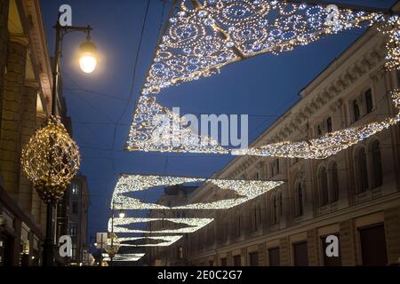 Moskau, Russland -30 Dezember 2020, die Straßen sind mit Weihnachtslichtern in der Dämmerung geschmückt. Zentrieren Stockfoto