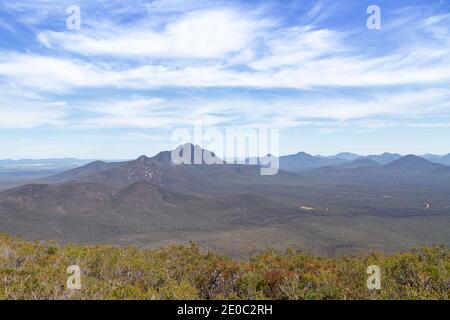 Blick hinunter in die Stirling Range mit Mt. Toobrunup im Backgruond, Westaustralien Stockfoto