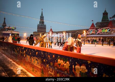 Moskau, Russland -30 Dezember 2020, Menschen auf GUMMI-Skating-Eisbahn auf dem Roten Platz Stockfoto