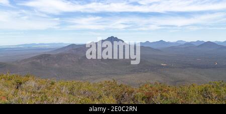 Blick hinunter in die Stirling Range mit Mt. Toobrunup im Backgruond, Westaustralien Stockfoto