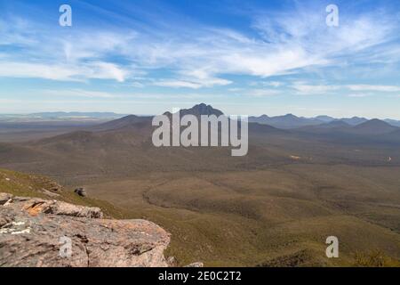 Blick hinunter in die Stirling Range mit Mt. Toobrunup im Backgruond, Westaustralien Stockfoto