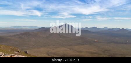 Blick hinunter in die Stirling Range mit Mt. Toobrunup im Backgruond, Westaustralien Stockfoto