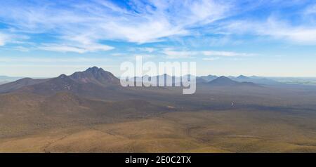 Blick hinunter in die Stirling Range mit Mt. Toobrunup im Backgruond, Westaustralien Stockfoto