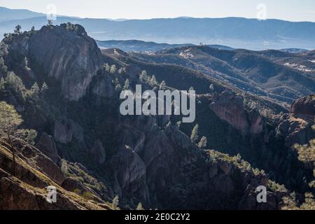 Die ungewöhnliche und unverwechselbare Landschaft des Pinnacles National Park in Kalifornien mit vielen felsigen Spitzen und Klippen in der bergigen Gelände. Stockfoto