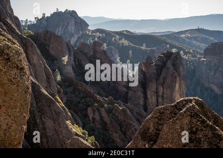 Die ungewöhnliche und unverwechselbare Landschaft des Pinnacles National Park in Kalifornien mit vielen felsigen Spitzen und Klippen in der bergigen Gelände. Stockfoto