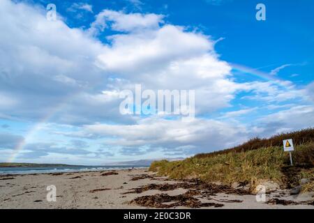 Schöner Regenbogen über Narin Strand, Donegal - Irland. Stockfoto