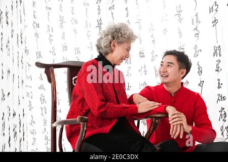 Junge Männer mit Mutter Lao heimisch Stockfoto