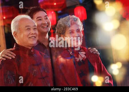 Glückliche junge Männer und Eltern zusammen Stockfoto