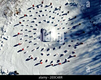 Luoyang, China. Dezember 2020. Die Arbeiter schnitzen 100 Oxes, um das Jahr des Ochsen im Bergskigebiet Funiu in Luoyang, Henan, China, am 31. Dezember 2020 zu begrüßen.(Foto: TPG/cnsphotos) Quelle: TopPhoto/Alamy Live News Stockfoto