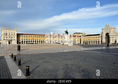 Portugal, Lissabon, der Handelsplatz wird von symmetrischen Gebäuden gefärbt, mit einem tiumphal Bogen und der esquistrian Statue von König Joseph 1. Gebildet. Stockfoto