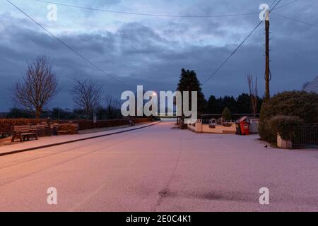 Cork, Irland. Dezember 2020. Aghabullogue erwacht zu einem Winterwunderland, Cork City. Heute Morgen erwachten die Bewohner der ländlichen Stadt Aghabullogue zu einem, was man nur mit einem Winterwunderland vergleichen kann. Dies ist ein willkommener Anblick für viele, da wir in die neue Welle von Beschränkungen eintreten, die in den letzten 24 Stunden als Reaktion auf die Pandemie von Covid-19 verhängt wurden.Kredit: Damian Coleman/Alamy Live News Stockfoto