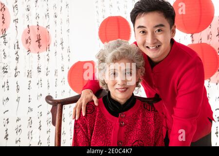 Glückliche Mutter und feiern das neue Jahr Stockfoto