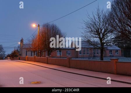 Cork, Irland. Dezember 2020. Aghabullogue erwacht zu einem Winterwunderland, Cork City. Heute Morgen erwachten die Bewohner der ländlichen Stadt Aghabullogue zu einem, was man nur mit einem Winterwunderland vergleichen kann. Dies ist ein willkommener Anblick für viele, da wir in die neue Welle von Beschränkungen eintreten, die in den letzten 24 Stunden als Reaktion auf die Pandemie von Covid-19 verhängt wurden.Kredit: Damian Coleman/Alamy Live News Stockfoto