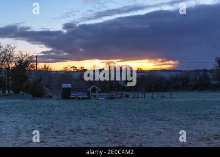 Cork, Irland. Dezember 2020. Aghabullogue erwacht zu einem Winterwunderland, Cork City. Heute Morgen erwachten die Bewohner der ländlichen Stadt Aghabullogue zu einem, was man nur mit einem Winterwunderland vergleichen kann. Dies ist ein willkommener Anblick für viele, da wir in die neue Welle von Beschränkungen eintreten, die in den letzten 24 Stunden als Reaktion auf die Pandemie von Covid-19 verhängt wurden.Kredit: Damian Coleman/Alamy Live News Stockfoto