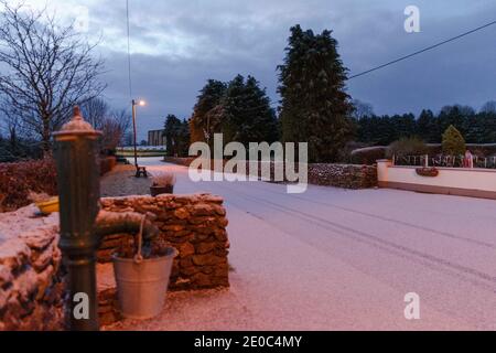 Cork, Irland. Dezember 2020. Aghabullogue erwacht zu einem Winterwunderland, Cork City. Heute Morgen erwachten die Bewohner der ländlichen Stadt Aghabullogue zu einem, was man nur mit einem Winterwunderland vergleichen kann. Dies ist ein willkommener Anblick für viele, da wir in die neue Welle von Beschränkungen eintreten, die in den letzten 24 Stunden als Reaktion auf die Pandemie von Covid-19 verhängt wurden.Kredit: Damian Coleman/Alamy Live News Stockfoto