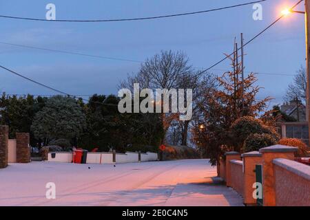 Cork, Irland. Dezember 2020. Aghabullogue erwacht zu einem Winterwunderland, Cork City. Heute Morgen erwachten die Bewohner der ländlichen Stadt Aghabullogue zu einem, was man nur mit einem Winterwunderland vergleichen kann. Dies ist ein willkommener Anblick für viele, da wir in die neue Welle von Beschränkungen eintreten, die in den letzten 24 Stunden als Reaktion auf die Pandemie von Covid-19 verhängt wurden.Kredit: Damian Coleman/Alamy Live News Stockfoto