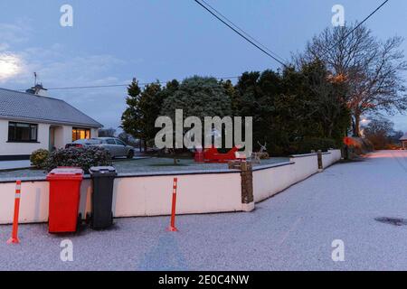 Cork, Irland. Dezember 2020. Aghabullogue erwacht zu einem Winterwunderland, Cork City. Heute Morgen erwachten die Bewohner der ländlichen Stadt Aghabullogue zu einem, was man nur mit einem Winterwunderland vergleichen kann. Dies ist ein willkommener Anblick für viele, da wir in die neue Welle von Beschränkungen eintreten, die in den letzten 24 Stunden als Reaktion auf die Pandemie von Covid-19 verhängt wurden.Kredit: Damian Coleman/Alamy Live News Stockfoto