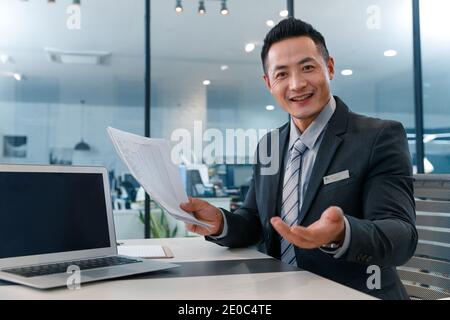 Junge Männer das Personal des Dienstes Stockfoto