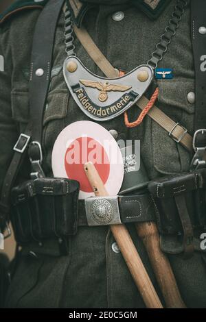 Nahaufnahme Re-enactor gekleidet als deutscher Wehrmachtsoldat Feldgendarm im Zweiten Weltkrieg mit Gorget. Die Inschrift Auf Gorget Field Gendarmerie Stockfoto