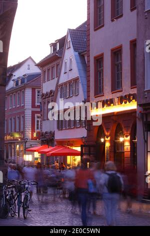 Untere Straße in der Altstad in der Abenddämmerung, Heidelberg, Baden-Württemberg, Deutschland Stockfoto