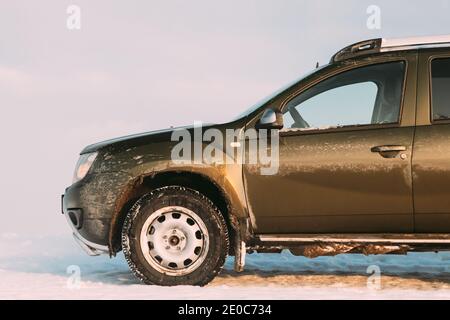 Auto Renault Duster Oder Dacia Duster Suv Auf Roadside Am Wintertag Geparkt. Duster Produziert Gemeinsam Vom Französischen Hersteller Renault Und Seiner Rumänischen Stockfoto