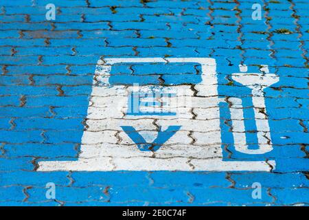 EV- oder Elektrofahrzeug-Schild am Boden, das A abgrenzt Parkplatz zum Aufladen eines Autos im Freien Konzept Technologie und Grüne Energie in Süd-Arica Stockfoto