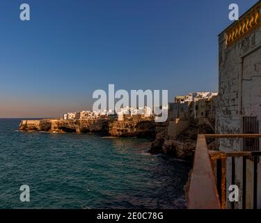 Eurpoe, Italien, Polignano a Mare. Panoramablick auf den Strand Lama Monachile Cala Porto. Stockfoto