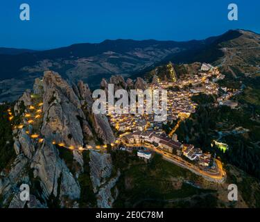 Europa Süditalien Pietracertosa. Dorf. Kleine dolomiten. Drachenzähne rocken Stockfoto