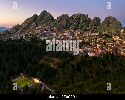 Europa Süditalien Pietracertosa. Dorf. Kleine dolomiten. Drachenzähne rocken Stockfoto