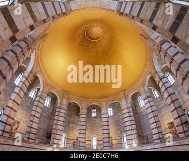 Europa, Italien, Toskana, Pisa. Das Baptisterium von San Giovanni in Pisa ist ein römisch-katholisches Kirchengebäude in Pisa, Italien. Sehr beliebtes touristisches Ziel Stockfoto