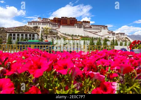 Der Potala Palast in Lhasa in Tibet in der Nacht Stockfoto