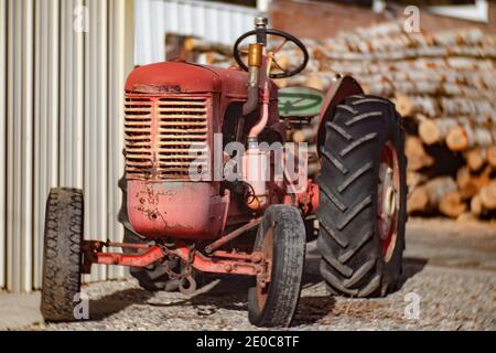 Ein alter, roter 1949 International Case Model S gasbetriebener Traktor, in einer Gasse, in Troy, Montana. Stockfoto