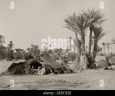 Vintage-Fotografie des 19. Jahrhunderts - Beduinenkamp, Biskra, Algerien. Die Beduinen oder Bedu sind eine ethnische Gruppe nomadischer Araber, die historisch die Wüstenregionen Nordafrikas, der Arabischen Halbinsel, Obermesopotamiens und der Levante bewohnt haben Stockfoto