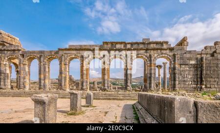 Außenwand der rekonstruierten Basilika, erbaut im 3. Jahrhundert n. Chr., in Volubilis, einer ehemaligen römischen Stadt jetzt in Ruinen, in der Nähe von Meknes, Marokko. Stockfoto