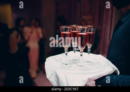Gläser Rosé-Sekt an der Barschreibtisch. Stockfoto