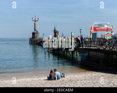 Konstanz, Deutschland - 21. April 2018: Hafenlandschaft mit berühmter Statue Stockfoto