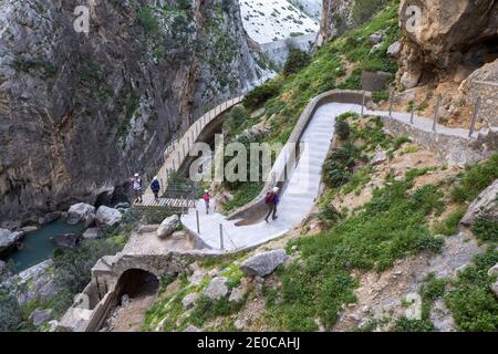 Der Weg El Caminito del Rey (der kleine Weg des Königs), der an einer engen Schlucht in El Chorro, in der Nähe von Ardales in der Provinz Málaga, Spanien, festgemacht ist Stockfoto