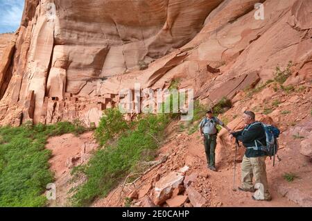 Parkranger und Besucher auf Betatakin Ruine im Tsegi Canyon, Navajo National Monument, Shonto Plateau, Arizona, USA Stockfoto