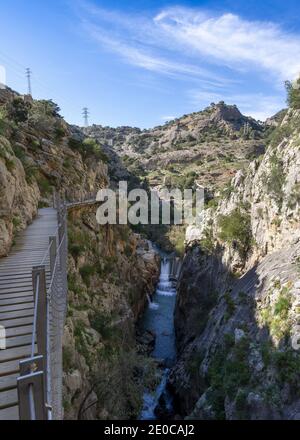 Der Weg El Caminito del Rey (der kleine Weg des Königs), der an einer engen Schlucht in El Chorro, in der Nähe von Ardales in der Provinz Málaga, Spanien, festgemacht ist Stockfoto