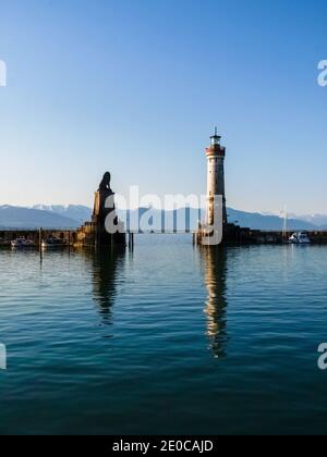 Lindau, Deutschland - 22. April 2018: Panorama der Kleinstadt im Morgenlicht Stockfoto