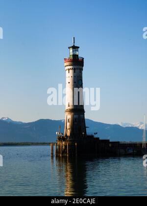 Lindau, Deutschland - 22. April 2018: Panorama der Kleinstadt im Morgenlicht Stockfoto