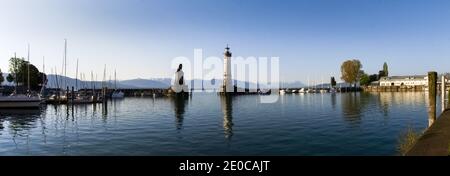 Lindau, Deutschland - 22. April 2018: Panorama der Kleinstadt im Morgenlicht Stockfoto