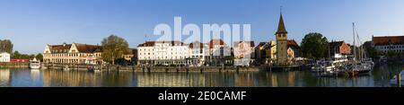 Lindau, Deutschland - 22. April 2018: Panorama der Kleinstadt im Morgenlicht Stockfoto