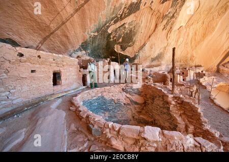 Park Freiwilligen Ranger und Besucher in Kiva bei Keet Seel Ruinen, Navajo National Monument, Shonto Plateau, Arizona, USA Stockfoto