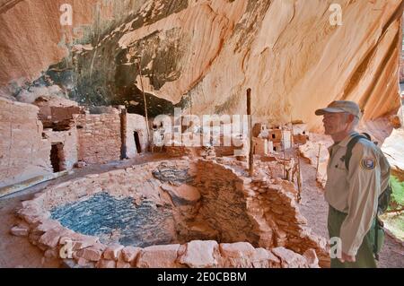 Park Freiwilligen Ranger und Besucher in Keet Seel Ruinen am Navajo National Monument, Shonto Plateau, Arizona, USA Stockfoto